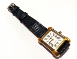 Fashion Luxo Coleção, Relógio Social Retrô design Retrô Clássico da Natan Swiss Quartz, Folheado a ouro, medindo 21x29mm, Vidro Cristal. Mostrador Branco com Algarismos Romanos. Fundo em Aço de pressão, Máquina original Swiss funcionando. Pulseira em Couro Crocodilo, fivela original assinada Swiss. 