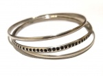 Vintage Fashion Luxo Joias, Conjunto de Pulseiras Argolas em Prata de Lei, contrastadas, sendo uma com cristais cravejados, medindo 7cm de diâmetro interno, peso total 21,14gr. 