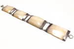 Vintage Fashion Luxo Joias, Pulseira Bracelete em Madre Pérolas com Prata de Lei, medindo 16,5cm. Módulos com 2cm de largura. Peso total 15,21gr