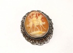 Vintage Luxo Joias, Broche As Três Graças em Prata de Lei 800 e Coral, Filigranado, medindo 46 x 38mm. Peso total 10,88gr