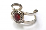Vintage Fashion Luxo Joias, Elegante Bracelete Aberto, em Prata de Lei, com Granada Oval em moldura filigranada medindo 32mm de diâmetro. Peso total 32,70gr 