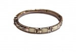 Vintage Fashion Luxo Joias, Bonita Pulseira estilo Escrava, em Prata de Lei, com Placagens Brancas e Arabescos vazados, medindo 6,5cm de diâmetro. Fecho Baioneta com Trava. Peso total 11,15gr