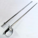 Antiga espada de oficial do Exército Brasileiro. Apresenta a Inscrição `Estados Unidos do Brasil` e vinte e uma estrelas no brasão das armas, guarda retrátil, perfeito estado. Marca: A. E. C. – Abramo Eberle & Companhia. Mede 1,12m