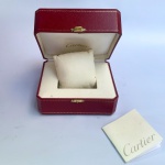 Estojo para relógios Cartier com manual de instruções, caixa de apresentação no icônico vermelho intenso com ornamentos dourados. COWA 0049. Med 15x9x13cm.