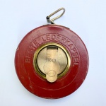 SOLINGEN CORNETA - Antiga trena da marca Gebr. Weyersberg Solingen famosa pelo logotipo da Corneta. Estojo circular em couro com manivela em bronze medindo até 10 m. Med 9cm de diâmetro. 