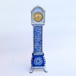 Miniatura de Relógio de coluna a quartz para móvel em porcelana vitrificada com decoração floral em tons azuis estilo Delft. Med 25x7x5cm. 