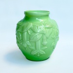 Belíssimo vaso no estilo Art Dèco em vidro opalinado na tonalidade verde ornamentado por flores e folhagens em relevo. Década de 1950. Med 20 cm altura.