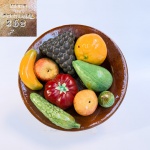 Prato decorativo em faiança portuguesa para parede com frutas e vegetais em relevo e farta policromia, tradicionalmente associado a olaria das Caldas da Rainha em Portugal. Med 24x9 cm. 