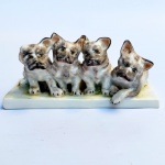 Herend Porcelain Manufactory - Hungria - Fábrica fundada em 1826 - Belíssima escultura em porcelana húngara representando filhotes de cães. Med 13x6x6,5 cm. 