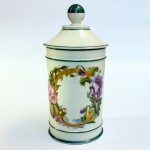 Antigo pote de farmácia em porcelana decorada com guirlandas florais policromadas. Med 25 cm.