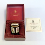 Staffordshire Enamels para Mappin & Webb - Pequena caixa cilíndrica (trinket Box) feita sob encomenda para a tradicional joalheria britânica Mappin & Webb. Feita em porcelana com delicadas e variadas flores em policromia com guarnições em bronze. Em sua caixa original e folheto. Med cx 7,5x4cm caixinha 3,5x3 cm.