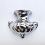 Linda Floreira de parede em metal prateado com bojo em gomos. Med 13,5 X 13,5 cm. 