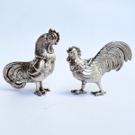 PRATA - Casal de Galo e galinha em prata de lei contrastada com lavrados e cinzelados. Med 8x8,5cm e 6,5x8cm. Peso 79 g