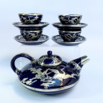 Sofisticado serviço de chá em porcelana azul-cobalto, ricamente decorado com relevos prateados (ou sobreposição de metal/estanho), retratando o tradicional motivo de garças (grou japonês) e elementos da natureza, típico de louças orientais vintage. Med bule 10x20cm pratinho 12cm xícara 4x8cm. 