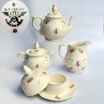 Fábrica de Louças Santo Eugênio - São José dos Campos - 1921 à 1974 - Conjunto para chá em faiança vitrificada na cor creme com decoração floral e alto relevo. Composto por bule, leiteira, açucareiro e manteigueira. Med bule 18x23 cm leiteira 14x15,5cm açucareiro 14x18cm manteigueira 16x11cm. 