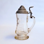 Antigo Tankard (caneca de chopp) em grosso cristal alemão lapidado com tampa articulada em pewter encimado por pedra verde. Med 21 cm