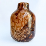 Vaso bojudo em Murano com padronagem mesclada ou tigrada em tons de âmbar. Med 25 cm de altura.