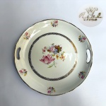 Porcelana Real - Prato para bolo com alças laterais em porcelana nacional vitrificada com decoração floral em policromia e acabamento refinado em dourado. Med 27cm de diâmetro. 