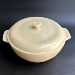 COLOREX - Sopeira em vidro opalinado de manufatura Colorex na tonalidade bege. Década de 1960. Med 13,5 cm altura 22,5 cm diâmetro.