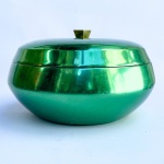 Geleira / balde de gelo vintage em formato de fruta feito de alumínio anodizado verde com pega em metal dourado, interior com vidro opalinado verde feito pela Indústria Brasileira marca Alex Thermal (Term-Alex) da década de 1950. Med 12,5x19,5 cm. Marcas do tempo. 