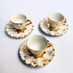 Três xícaras de coleção para café com ornamentação dita Isabelina em porcelana branca vitrificada e rica douração. 