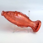 Garrafa em vidro no formato de peixe na tonalidade salmão com decoração em relevo. Med 26 cm. 