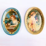 COLECIONISMO - Par de antigas miniaturas de bandejas ovais promocionais da Coca-Cola de 1973 em metal com litografias reproduzidas de 1904 e 1917. Med 15,5 X 11 cm. 