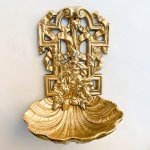 Arte Sacra - Belíssima e grande pia de Água Benta para parede em bronze com rica ornamentação de laçarote e flores em relevo. Reservatório no feitio de concha. Med 30 x 20,5 cm. 