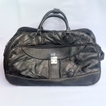 MONT BLANC - Bolsa de viagem Montblanc em couro, modelo com alças duplas e rodízios, fecho frontal metálico com o logotipo da marca e compartimentos com zíper. Apresenta marcas do tempo compatíveis com uso. Med: 53x59x41 cm. 