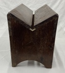 Banco de Parteira. Banco com assento baixo em V, utilizado por parteiras tradicionais no século XIX, com forte presença histórica em Minas Gerais, feito em madeira maciça rústica com  pregos de ferreiro. Medindo: 39 x 29 x 50 cm.