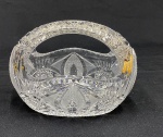 BOHEMIA. Cesta em cristal  europeu da república theca com rica lapidação com padrões geométricos tradicionais, estrelar e facetas profundas em relevo, reconhecida mundialmente pela qualidade e pureza. Medindo: 14 x 13 x 20 cm.