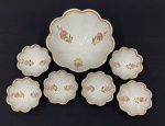 São Pedro. Jogo de sobremesa em porcelana branca decorada com flores em estampagem policromada, com bordas margeadas em dourado com pés tripoides em dourado, composto de sete peças. Medindo: 10 x 20 cm e 5 x 10 cm.