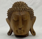 Decorativa cabeça de Buda esculpida em madeira. Esse tipo de arte é esculpida de forma  artesanal em blocos únicos da madeira nobre como a madeira Suar. A escultura exibe características tradicionais da iconografia budista. Medindo: 20 x 18 x 15 cm.