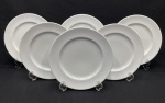 VISTA ALEGRE. Seis pratos de sobremesa em porcelana portuguesa branca  com bordas largas decoradas com linhas espirais em baixo relevo. Medindo: 21 cm.
