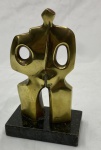 DOMENICO CALABRONE. Escultura em bronze intitulada Figura, criada pelo renomado artista ítalo-brasileiro (1928-2000) sobre base de granito. Assinada e numerada 037.  Medindo: 19,5 cm altura total, 17 x 9 cm peça.