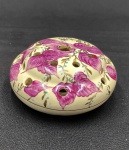 WEISS. Raríssimo e antigo pique-fleurs ( vaso de cúpula furada para arranjo de flores) pintado à mão com desenho floral na cor lilás com ramos verdes e folhas em ouro. Marcado e numerado na base. Medindo: 4 x 10 cm.