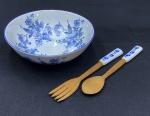 PORCELANARTE/PR.  Saladeira em porcelana branca com delicada estampa floral em tons de azul e bora com filetação azul dos anos 1980. Acompanha talheres para servir a salada em madeira com cabos em porcelana branca com decoração floral em azul. Medindo: 9,5 x 28 cm e 29 cm.