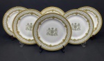 Inglaterra. Seis pratos rasos em porcelana branca, esmaltado, rica decoração com brasão real britanico.Medindo: 27 cm. 