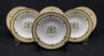 Inglaterra. Seis pratos fundos em porcelana branca, esmaltado, rica decoração com brasão real britanico.Medindo: 3 x 22 cm. 2 com desgastes.