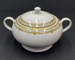 Inglaterra. Sopeira em porcelana branca, esmaltado, rica decoração com brasão real britanico.Medindo: 17 x 27 x 19 cm. 