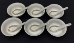 Inglaterra. Seis tigelas e 6 colheres em porcelana branca, esmaltado, rica decoração com brasão real britanico.Medindo: 5 x 11,5 cm e 12,5 cm. 
