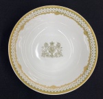 Inglaterra. Saladeira em porcelana branca, esmaltado, rica decoração com brasão real britanico.Medindo: 7 x 23 cm. 