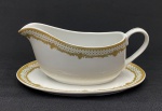 Inglaterra. Molheira com presentoir em porcelana branca, esmaltado, rica decoração com brasão real britanico.Medindo: 8,5 x 8 x 19 cm e 12 x 20 cm. 