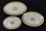 Inglaterra. Três travessas em porcelana branca, esmaltado, rica decoração com brasão real britanico.Medindo: 18 x 25 cm, 21 x 30 cm, 24 x 35 cm. 