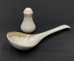 Inglaterra. Concha e saleiro em porcelana branca, esmaltado, rica decoração com brasão real britanico.Medindo: 22 x 7 cm e 8 x 5 cm. 
