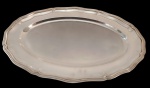 CHRISTOFLE. Travessa oval em metal espessurado a prata, centro liso e aba larga com borda de contorno ondulado, moldurada por frisos duplos. Punções do fabricante no verso. Medindo: 41 x 27 cm.