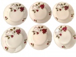 ?MIELÓW, Poland. Seis pratos rasos em porcelana polonesa, decoração com rosas vermelhas e folhagens em policromia sobre fundo branco, bordas de contorno ondulado e filetes em ouro. Manufatura no verso. Medindo: 22,5 cm.