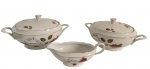 ?MIELÓW, Poland. Duas sopeiras e uma molheira em porcelana polonesa, decoração com rosas vermelhas e folhagens em policromia sobre fundo branco, bordas de contorno ondulado e filetes em ouro. Manufatura no verso. Medindo: 30x21x15 cm, 30x21x15 cm e 20,3x9x6,5 cm.