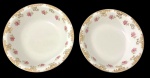 Mauá. Duas saladeiras em porcelana nacional branca, decorada com rosas e folhagens, intercaladas por arabescos e filetes dourados. Medidas: 6,5 x 25cm e 5,5 x 22,5cm.