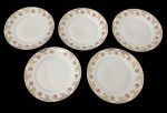 Mauá. Cinco pratos rasos em porcelana nacional branca, decorada com rosas e folhagens, intercaladas por arabescos e filetes dourados. Medidas: 24 cm.